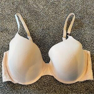 Victoria’s Secret T-shirt Demi Bra